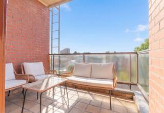 <p><strong>Ruim appartement van 145 m² met terras, EPC B en garagebox</strong></p><p>Op zoek naar een ruim en comfortabel appartement met een uitstekende bereikbaarheid? Dit verzorgde appartement op de derde verdieping van een gebouw met lift biedt maar liefst 145 m² bewoonbare oppervlakte, drie volwaardige slaapkamers, een terras en tal van praktische extra’s. De royale leefruimtes en functionele indeling maken het appartement bijzonder geschikt voor gezinnen of voor wie graag wat extra ruimte heeft. Het beschikt over drie volwaardige slaapkamers, waarvan één toegang geeft tot het aangename terras. Verder vindt u een badkamer met ligbad en toilet, een apart gastentoilet en een praktische wasplaats met een extra douche. Ook aan bergruimte is er geen gebrek: bij het appartement horen twee kelderbergingen van ca. 12 m² en 6 m². Daarnaast beschikt het gebouw over een gemeenschappelijke fietsenstalling. Een achterliggende garagebox dient verplicht mee aangekocht te worden voor €25.000.<br />Met EPC-label B combineert dit appartement zijn royale oppervlakte met een gunstige energieprestatie. Ook de ligging is een belangrijke troef: supermarkten, scholen en openbaar vervoer bevinden zich op wandelafstand. Dankzij de vlotte verbinding bereikt u bovendien in minder dan 10 minuten de Antwerpse Ring of de A12.</p><p><strong><u>Troeven</u></strong></p><p><br />- 145 m² bewoonbare oppervlakte<br />- 3 volwaardige slaapkamers<br />- Aangenaam terras<br />- Badkamer met ligbad en toilet<br />- Wasplaats met extra douche<br />- Nieuwe keuken<br />- Nieuwe badkamer<br />- 2 kelderbergingen van ca. 12 m² en 6 m²<br />- Achterliggende garagebox (+ €25.000, verplicht mee aan te kopen)<br />- Gemeenschappelijke fietsenstalling<br />- EPC-label B<br />- Verzorgd gebouw met lift<br />- Winkels, scholen en openbaar vervoer op wandelafstand<br /> </p><p>Interesse? Neem gerust contact op voor meer informatie of een bezichtiging via <strong>info@markasa.be </strong>of <strong>03/827.72.92.</strong></p>