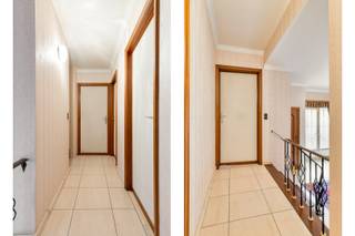 Deze villa uit 1973 met 5 slaapkamers, ruime garage en tuin is gelegen in Kessel-Lo, in een rustige straat en toch dicht bij de stad.<br /><br />Bij het betreden van de woning komt u binnen in een ruime inkomhal, waar ruimte is voor een vestiairekast. Verder is er een apart gastentoilet. <br /><br />Vanuit de inkomhal bereikt u de ruime en lichtrijke leefruimte. Naast deze leefruimte vinden we de keuken, deze geeft toegang tot de gezellige veranda, die dan weer uitkijkt op de tuin. Op de tussenverdieping vinden we aan de rechter kant van de woning 3 slaapkamers met parketvloer en een badkamer met douche, ligbad en enkel lavabo. Op de eerste verdieping/zolder vinden we nog 2 zeer ruime slaapkamers alsook 2 bureau ruimtes.<br /><br />Verder is er een ruime garage met aansluiting voor wasmachine en droogkast. De woning is volledig onderkelderd (garage + kelder) er is een apart toilet in de garage.<br /><br />Buiten is het genieten van de aangename tuin.<br /><br />De verwarming is op aardgas en de elektriciteit is niet conform. De woning heeft betonnen tussenverdiepen.<br /><br />Wenst u meer informatie of een bezoek? Contacteer ons gerust!