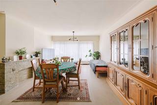 <p><span>DEURNE - </span><span>Vous êtes à la recherche d'un appartement rénové au rez-de-chaussée à Deurne ? N'hésitez pas à y jeter un coup d'œil.</span></p><p><span> </span></p><p><span> </span></p><p><span>Quelques atouts en un coup d'œil :</span></p><ul><li><span>Jardin spacieux et bien entretenu</span></li><li><span>En face de l'arrêt de tram et du parc municipal</span></li><li><span>Parking dans la rue</span></li><li><span>Prêt à emménager (rénové et </span><span>entièrement repeint</span><span>)</span></li></ul><p><span> </span></p><p><span>Aménagement :</span></p><p><span>Cet appartement est situé au rez-de-chaussée et comprend un hall d'entrée, des toilettes, une salle de bains (douche et lavabo), un espace de vie spacieux à l'avant, une cuisine bien équipée, une terrasse avec jardin, une chambre principale avec une deuxième chambre adjacente, </span></p><p><span>cuisine joliment équipée, terrasse avec jardin, chambre principale avec deuxième chambre adjacente.</span></p><p><span> </span></p><p><span>L'appartement sera prêt à être emménagé et entièrement repeint.</span></p><p><span> </span></p><p><span>Disponible</span><span>immédiatement </span></p><p><span>Loyer</span><span>: 780 Euro par mois + 50 Euro A.O. (contribution à la consommation privée d'eau et à l'électricité des parties communes).</span></p><p><span>EPC : </span><span>333</span></p><p><span> </span></p><p><span> </span></p>