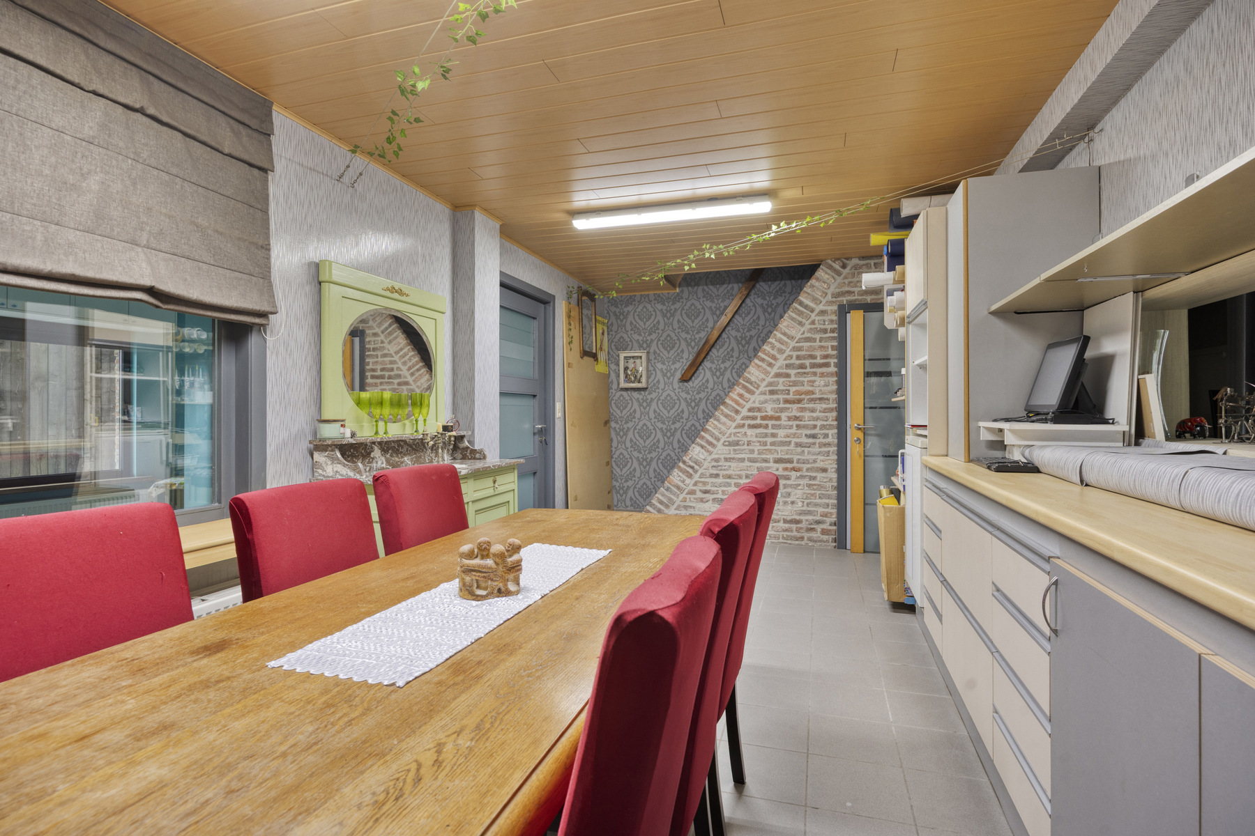 Goed gelegen handelshuis + bovengelegen woonst en 2 kamers - foto 5