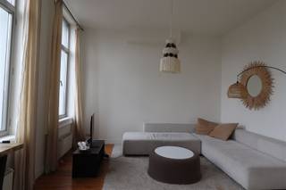 <p><span><span><span> vous cherchez un appartement de caractère dans un endroit de choix à Anvers ?<br /><br />L'appartement est situé dans l'un des endroits les plus recherchés de 't Zuid : juste à côté du nouveau Palais de Justice. Il bénéficie d'une situation très centrale avec des restaurants agréables, des bars branchés et plusieurs supermarchés à proximité. Proche des principales voies d'accès et du Ring. Les transports publics et les transports en commun sont accessibles à pied.<br /><br />- Charme authentique dans un hôtel particulier<br />- Disponible immédiatement <br /><br />L'appartement de 52 m² est situé au 3ème étage d'un hôtel particulier. Un petit couloir avec des toilettes séparées et un local technique mène à l'espace de vie lumineux. L'espace de vie est divisé en un salon avec une cuisine ouverte, équipée d'appareils électroménagers. Au calme, à l'arrière, se trouve la chambre de 16 m². La salle de bain comprend une douche et un lavabo.<br />Frais communs : 35 euros/mois (électricité parties communes et consommation privée d'eau)<br /><br />Services publics énergie sur compteurs individuels au nom du locataire. <br /><br />Intéressé ? Remplissez vos coordonnées en bas de l'annonce sur notre site www.sinjoor.be. Le gestionnaire du dossier vous contactera ensuite dans les plus brefs délais.</span></span></span></p>