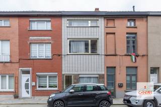 In het hart van de Muide vind je deze gesloten bebouwing die volledig gerenoveerd moet worden. Met een EPC-score F geldt de <strong>renovatieverplichting</strong>. Dit is de ideale kans voor wie graag een woning compleet naar eigen smaak wil renoveren.<br /><br />Je komt binnen in de woning en bereikt eerst de <strong>woonkamer</strong>, via een doorgang ga je verder naar de <strong>eetkamer</strong> en aansluitend vind je de <strong>keuken</strong>. Achter de keuken bevindt zich de <strong>badkamer</strong>. Vanuit de keuken heb je toegang tot het <strong>koertje</strong>, vanwaar je ook de <strong>ruime berging</strong> kan betreden. Onder de trap is er <strong>bijkomende bergruimte</strong>. <br /><br />Op de eerste verdieping ligt de <strong>eerste slaapkamer</strong>. Van daaruit kom je verder omhoog naar de <strong>tweede slaapkamer onder het dak</strong>. <br /><br />Wenst u een afspraak, neem dan contact op met Theo voor uw bezoek ter plaatse: theo@convas.be