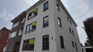 Stijlvol en instapklaar glvl appartement in Schoten. Drie slaapkamers, een luchtige open leefruimte met grote raampartijen en een volledig...