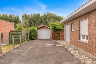Gelijkvloerse woning te koop in de Hazewindstraat 8 te Vlamertinge. Dit huis te koop is uitermate geschikt voor wie op zoek is naar een alleenstaande gelijkvloerse woning nabij Ieper en Poperinge. Dit huis ligt op een mooi stuk grond van 873m² en heeft 2 slaapkamers (3 mogelijk), zongerichte tuin en een ruime externe garage. Deze statige, vrijstaande woning in de Hazewindstraat 8 te Vlamertinge biedt u een unieke kans om uw droomwoning te realiseren. Vraag nu je bezoek aan!<br /><br />INDELING<br />Inkomhal - woonkamer voorzien van houtkachel en airco - ruime lichtrijke leefkeuken - keukenberging - gang met apart toilet - twee slaapkamers - badkamer met lavabomeubel en ligbad - inpandige garage, mogelijk om in te richten als 3de slaapkamer - zonnige aangelegde tuin - ruime oprit en externe dubbele garage, veel parkeermogelijkheid! <br /><br />Verder heeft deze woning nog een bergzolder onder het dak.<br /><br />TROEVEN<br />- Gelegen nabij dorpskern, Ieper en Poperinge in een rustige straat<br />- Alleenstaand<br />- Volledig gelijkvloers <br />- Drie slaapkamers mogelijk <br />- Veel parkeermogelijkheid<br />- Ruime externe garage<br />- Regen & grondwaterput<br />- In te richten/renoveren volgens eigen stijl<br /><br />Deze AI-visualisaties zijn bedoeld als inspiratie. Er werd geen rekening gehouden met technische specificaties, stedenbouwkundige voorschriften of de concrete mogelijkheden tot realisatie.<br /><br />Dit pand is onderworpen aan de renovatieverplichting van de Vlaamse overheid voor residentiële gebouwen (behoudens bij sloop binnen 5 jaar na de aankoop). Consulteer voor meer informatie de website van het Vlaams Energie- en Klimaatagentschap via https://www.vlaanderen.be/een-woning-kopen/renovatieverplichting-voor-residentiele-gebouwen<br /><br />Bestuursmaatregelen in het maatregelenregister: nee