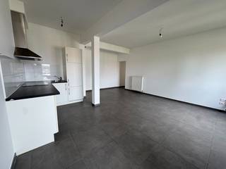 2 slaapkamer appartement bevindt zich op de 2de verdieping in een gebouw zonder lift. Ruime gemeenschappelijke tuin aanwezig, fietsenberging en afvalberging.<br /><br />Leefruimte van 22m² met half open ingerichte keuken voorzien van koelkast en keramisch kookvuur, klein balkon aan de voorzijde en achterzijde. Twee slaapkamers van 14m² en 10m², badkamer met douche en apart toilet. Er is eveneens een private kelder ruimte.<br /><br />Beschikbaar vanaf 1 oktober <br /><br />€115 maandelijkse provisiekosten voor verwarming, onderhoud en verbruik van de algemene delen, brandverzekering, afval containers en onderhoud gemeenschappelijke tuin.<br /><br />Elektriciteit en water aparte meter. 