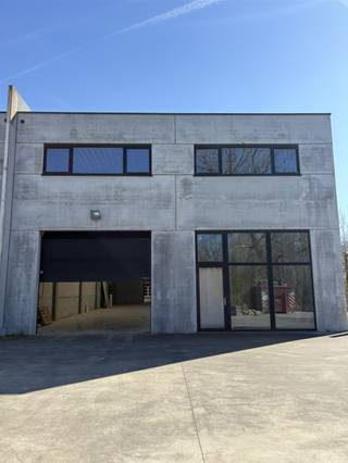 Opslag-KMO unit te huur, gelegen te Schoonaarde langsheen de vlotte verbindingsweg van Dendermonde naar Wetteren bieden wij een recent magazijn...