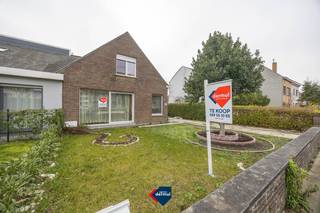 Deze charmante halfopen bebouwing biedt een unieke kans om een woning volledig naar eigen smaak te creëren. Met 2 slaapkamers, een zeer ruime living en een nieuwe keuken is er al een goede basis aanwezig. De woning beschikt over nieuwe ramen, leiding en ketel. De woning is onderkelderd, ideaal voor extra opslag of een hobbyruimte. De garage is ruim genoeg voor 2 wagens of kan dienst doen als werkplaats. Achteraan vindt u een zuidwest-gerichte tuin, perfect voor zonliefhebbers, en een oprit die opnieuw aangelegd kan worden. Dankzij de goede ligging geniet u van snelle verbindingen naar de autostrade, ligt het strand vlakbij en bevinden zowel winkels als het centrum van Oostende zich op korte afstand. Deze woning biedt een stevige basis met veel inrichtingsmogelijkheden. Ideaal voor wie een instapklare woning naar eigen wensen wil creëren.<br />