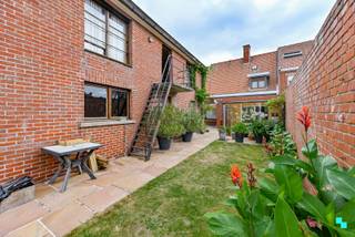 Ontdek deze charmante halfopen woning nabij het centrum van Emelgem, met een bewoonbare oppervlakte van ca. 124 m² (volgens EPC-attest) op een perceel van ca. 375 m². De woning is gunstig gelegen op wandelafstand van winkels, scholen, openbaar vervoer en andere voorzieningen. Indeling: bij het binnenkomen leidt de inkomhal naar de lichtrijke woonkamer, die ongeveer tien jaar geleden volledig werd gerenoveerd en voorzien is van een gezellige gaskachel en een parketvloer. Aansluitend bevindt zich de keuken, uitgerust met keramische kookplaat, dampkap, oven, koelkast, vaatwasmachine en dubbele spoelbak. Vanuit de keuken heeft u toegang tot de veranda met ingemaakte kasten, die uitkijkt op de tuin. Op het gelijkvloers vindt u verder nog een apart toilet en een kelder. De eerste verdieping beschikt over drie slaapkamers en een badkamer met ligbad, wastafel en toilet. Vanuit de badkamer is de zolder bereikbaar via een vaste trap, wat extra mogelijkheden biedt. Buiten geniet u van een westgerichte tuin waar het heerlijk vertoeven is, samen met een riant bijgebouw die ruimte biedt voor een garage, wasplaats en bijkomende zolderruimte. CV op aardgas | Overwegend HR-beglazing, houten schrijnwerk |62 mm EPS in spouw | EPC-label D, geen renovatieverplichting! | EK niet conform | 6 asbestmaterialen | Boorputwater | 10 zonnepanelen op het bijgebouw | Voorzien van rolluiken. Eline organiseert voor deze woning de bezoeken, mits het maken van een afspraak.