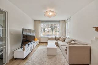 <p>Instapklare woning met 3 slaapkamers op een TOPlocatie te Schoten! Indeling: Deze verzorgde woning verwelkomt u via een ruime inkomhal met apart gastentoilet en biedt directe toegang tot zowel de kelder als de <strong>lichtrijke leefruimte</strong>. De gezellige leefruimte sluit naadloos aan op een <strong>open keuken, die volledig is uitgerust</strong> met alle hedendaagse comfort, waaronder een vaatwasser, oven, dampkap, koelkast en tal van ingemaakte kasten. Aansluitend bevindt zich een aangename, lichtrijke veranda met praktische voorzieningen zoals een ingebouwde kast met aansluiting voor wasmachine/droogkast. Op de eerste verdieping treft u <strong>twee volwaardige, ruime slaapkamers</strong>. Daarnaast zijn er <strong>twee badkamers</strong>: één met douche en dubbele lavabo, en een tweede badkamer uitgerust met een ligbad en een extra toilet. De <strong>zolderverdieping</strong> is volledig ingericht als dressing, maar kan perfect dienst doen als <strong>master bedroom</strong>. Achteraan de woning bevindt zich een <strong>westgericht tuin</strong>, ideaal om te genieten van de namiddag- en avondzon. Deze geeft toegang tot de <strong>ruime garage</strong> van maar liefst 45 m², die eveneens voorzien is van aansluitingen voor wasmachine en droogkast en over veel bergruimte beschikt. Deze ruimte is bovendien perfect geschikt voor een bijberoep of als extra opslagplaats.<br /><br />Extra: <br />- EPC-klasse D (358 kWh -> GEEN renovatieverplichting!) <br />- Watertoets: perceelscore A, gebouwscore A. <br />- Woongebied, VKr, Gmo, Vg, Gvv, maatregelenregister in aanvraag. <br /><br />Nabij school, winkels, autosnelweg, openbaar vervoer, etc. Voor meer info ga naar www.coenenvastgoed.be of bel 03/375.82.92</p>