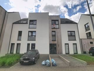 In Residentie Aureus, nabij het centrum van Poperinge, vinden we op de tweede verdieping dit appartement terug. De buurt is zeer rustig en op wandelafstand bevindt zich de Colruyt, net als alle andere nodige basisvoorzieningen. Parkeren kan op de private autostaanplaats achteraan en met de lift geraak je tot aan het appartement.<br /><br />Indeling:<br /><br />* Verdieping +2:<br />- inkomhal <br />- apart toilet<br />- leefruimte met open keuken uitgerust met ingemaakte kasten, een spoelbak, inductiekookplaat met dampkap, frigo, vaatwasser en oven<br />- zuidoost-gericht terras<br />- 2 slaapkamers (13 &amp; 8 m²)<br />- moderne badkamer (7 m²) voorzien van dubbele lavabo en bad met douchemogelijkheid<br />- berging/wasplaats (4 m²)<br />- grote zolderruimte (27m²) waarop je kan rechtstaan<br /><br />* Buitenniveau:<br />- private autostaanplaats<br />- gemeenschappelijke fietsen- en afvalberging<br /><br />=> EPC-label B<br />=> Beschikbaar vanaf 01/10/2026