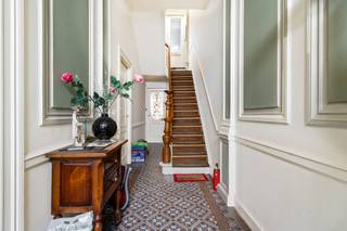 Een woning met een eigen verhaal vol karakter, tal van authentieke elementen én een charmante, huiselijke sfeer die door de ganse woning heerst -...