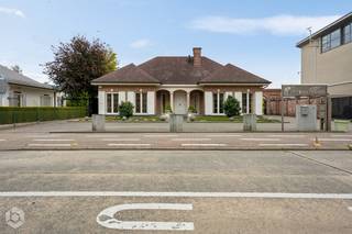 Gelegen in een aangename en goed bereikbare omgeving biedt dit veelzijdige eigendom een unieke combinatie van wonen en ondernemen. De ruime grond heeft achteraan een bestemming voor KMO en ambachtelijke bedrijven (+- 1900m²), waardoor ook professionele activiteiten en uitbreiding tot de mogelijkheden behoren.<br />De kangoeroewoning omvat twee volledig zelfstandige woonsten. Het rechtergedeelte beschikt over één slaapkamer, terwijl het linkergedeelte twee slaapkamers telt. Beide woningen zijn uitgerust met een ingerichte keuken, badkamer en een aangename tuin met kooivijver. De rechterwoning wordt elektrisch verwarmd, de linkerwoning op aardgas.<br />Achteraan bevindt zich een ruim commercieel gebouw met twee afzonderlijke huisnummers. Beide units beschikken over een keuken, badkamer en diverse bureauruimten en/of polyvalente ruimtes. Dankzij de bestemming KMO en ambachtelijke bedrijven biedt dit gebouw tal van mogelijkheden voor zelfstandigen, ondernemers of bedrijven die extra ruimte zoeken en eventueel verder willen uitbreiden.<br />Een bijzonder veelzijdig eigendom met een combinatie van wooncomfort, buitenruimte en professionele mogelijkheden. Ideaal voor wie wonen en werken wil combineren of op zoek is naar een interessante investering met verschillende gebruiksmogelijkheden.<br />Wenst u meer info of een bezichtiging, contacteer Bob Quirynen 0476/09 84 85 of neem een kijkje op onze website. Twee van de 4 units hebben energetische renovatie verplichting.