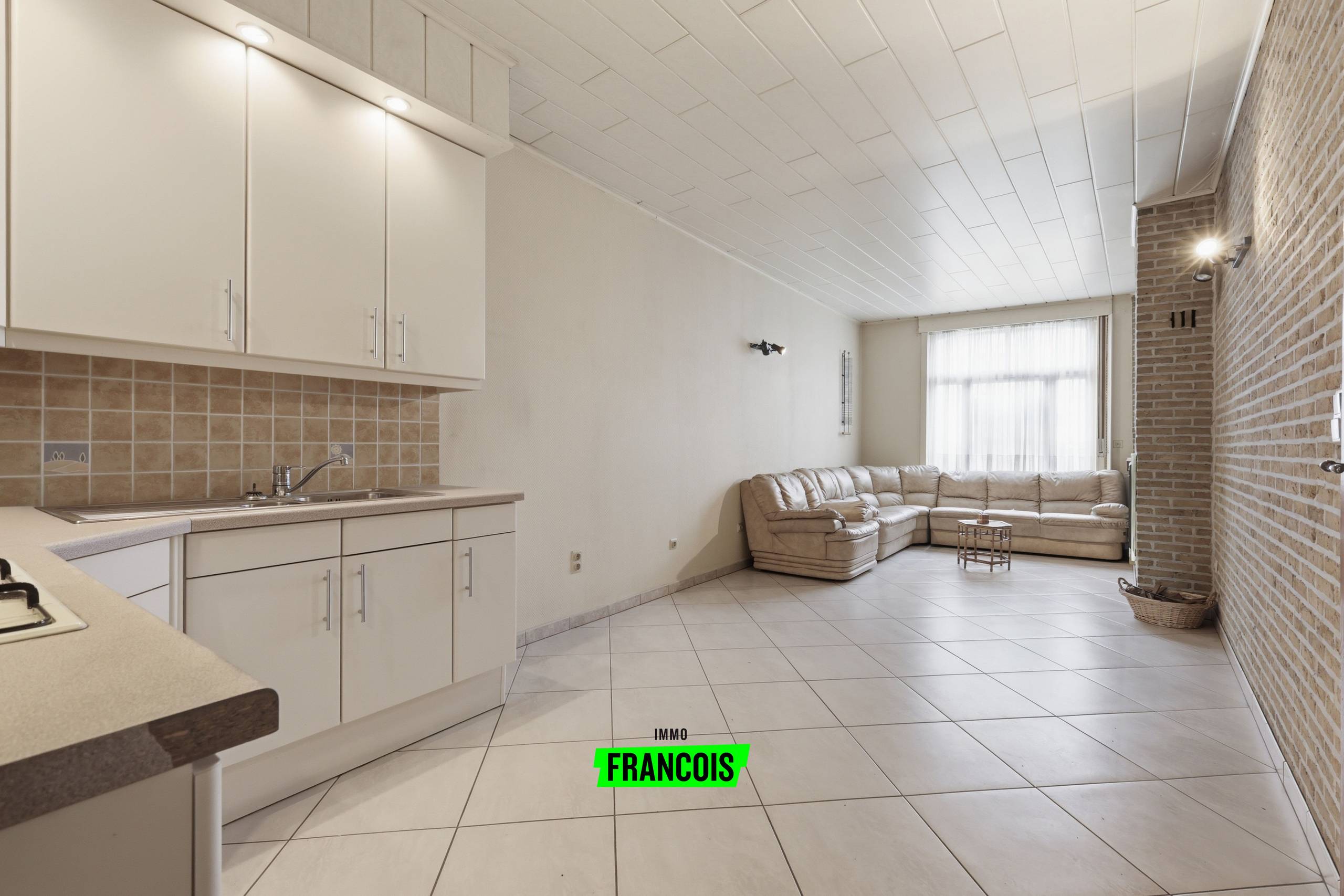 Te renoveren woning met lange garage in het centrum van Poperinge! - foto 4