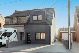 Volledig gerenoveerde woning met 4 slaapkamers en multifunctioneel overdekt terras in OostmalleOp een vlot bereikbare locatie in Oostmalle bevindt...