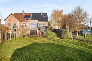 Deze ZEER RUSTIG gelegen woning H.O.B .bevindt zich in een DOODLOPENDE STRAAT en geniet van een prachtig open zicht op de achterliggende...