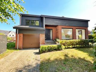 Op zoek naar een renovatieproject in omgeving Merksplas? Bekijk dan zeker deze woning in de Taxandrialaan. De moderne indeling, de aanwezigheid van een mooie tuin met terras en de ideale ligging in een rustige wijk zijn slechts enkele van de vele troeven. <br /><br />INDELING: <br /><br />Gelijkvloerse verdieping: <br /><br />- inkomhal met trap naar de slaapkamers en het eerste verdiep<br />- toilet<br />- lichtrijke woonkamer <br />- aanpalende keukenruimte met toegang tot de tuin en het terras<br />- inkomhal<br />- 2 slaapkamers<br />- doucheruimte met lavabo<br />- inpandige garage <br />- oost gerichte tuin met terras<br /><br />Eerste verdieping:<br /><br />- 2 slaapkamers<br />- badkamer met badkamermeubel, ligbad en toilet <br />- zolderruimte