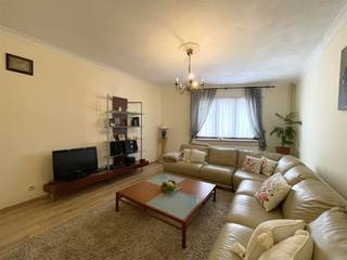 <p><span>NOEVEREN 242, 2850 BOOM</span></p><p><span>Ruime gezinswoning in charmante wijk!</span></p><p><span> </span></p><p><span>Als inwoner van Noeveren, wordt je deel van een rijke geschiedenis.</span></p><p><span>In deze charmante wijk herken je nog steeds het industriële verleden van Boom.</span></p><p><span>Er is weinig doorgaand verkeer en verschillende woningen hebben zicht op de Rupel.</span></p><p><span> </span></p><p><span>Deze ruime gezinswoning werd mooi onderhouden en optimaal benut.</span></p><p><span>Op het gelijkvloers vinden we een inkomhal, ruime leefruimte, eetkamer, grote keuken, badkamer, en een berging.</span></p><p><span>Op Verd. +1: twee ruime kamers, en een extra ruimte ingericht als slaapkamer.</span></p><p><span>Op Verd. +2: een ruime zolder die dienst kan doen als één of twee slaapkamers.</span></p><p><span> </span></p><p><span>Voor meer informatie over deze woonst, kan u terecht op 03 888 44 01 of via <span>info@immodillen.be</span></span></p><p><span> </span></p>