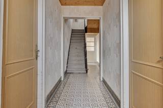Dit huis is gelegen in het landelijke en rustige dorp Haringe. Het huis zelf is heel ruim en op te frissen. Het naast gelegen gebouw deed...