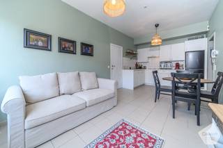 Dit <strong>volledig gerenoveerd appartement</strong> bevindt zich op de <strong>1ste verdieping</strong> van een kleinschalige residentie, op een <strong>steenworp van de markt, winkels en het natuurreservaat</strong>. Perfect voor wie op zoek is naar comfort, rust én een centrale ligging.<br /><br /><strong>Troeven van dit appartement:</strong>
<ul>
	<li>Instapklaar appartement op toplocatie!</li>
	<li>Zongericht met veel natuurlijke lichtinval</li>
	<li>1 comfortabele slaapkamer</li>
	<li>Energiezuinig (EPC C) – recent gerenoveerd</li>
	<li>Lage gemeenschappelijke kosten (lage syndickosten)</li>
	<li>Uitstekende ligging in het centrum van De Panne</li>
</ul>
Ideaal als <strong>vaste woonst, tweede verblijf of investering aan zee</strong>.<br /><br /><strong>Neem vandaag nog contact met ons op voor een bezichtiging!</strong>