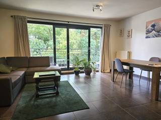 Mooi appartement, gelegen op de 1ste verdieping (met lift). Het appartement omvat een inkomhal met gastentoilet, 2 slaapkamers, een woonkamer...