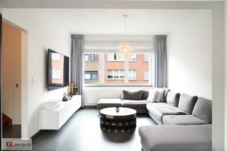 Située dans un quartier résidentiel calme, à proximité du centre de Ruisbroek, cette maison bel-étage a été rénovée avec goût et qualité. Construite...