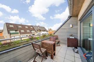 Op de 5° en 6° verdieping van de residentie Robrecht De Fries vindt u dit lichtrijke en bijzonder ruime duplex appartement. Met zijn 3...