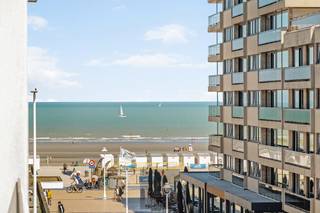 This stylish and energy-efficient flat is situated in a prime location in Nieuwpoort-Bad, within the small-scale Robbe Douce residential complex (built in 2019). Situated at 7 Goethalsstraat, a quiet side street off both the high street and the seafront promenade, you can enjoy the perfect combination of tranquillity and vibrancy here, with the sea literally just round the corner.<br />The flat welcomes you into a spacious entrance hall with a separate guest toilet. The light-filled living area features large windows opening onto the sunny terrace facing the street, where you can also enjoy a pleasant side view of the sea. The cosy sitting area is fitted with an atmospheric gas fireplace, whilst the modern open-plan kitchen is fully equipped with high-quality AEG built-in appliances, including a combi-steam oven.<br />The flat also features two full-sized bedrooms. The second bedroom provides direct access to a second, quietly situated terrace. The stylish bathroom is fitted with a double washbasin and a spacious walk-in shower with a rain shower head.<br />Additional highlights include the comfortable ceiling height of 2.50 metres, the connection for a washing machine, the high-quality finish and the fact that the flat is ready to move into.<br />This property also scores highly in terms of energy performance. Thanks to the solar panels installed in both the private and communal areas, the energy-efficient systems and the underfloor heating that can be controlled remotely, you can enjoy optimal living comfort whilst keeping energy consumption low.<br />Finally, a spacious private underground cellar is included, ideal as extra storage space.<br />A unique opportunity for anyone looking for a recently built, luxuriously finished flat in a prime location, just a stone’s throw from the beach, the shops and the lively restaurants of Nieuwpoort-Bad. EPC: 30 kWh/m². Asking price: €649,000