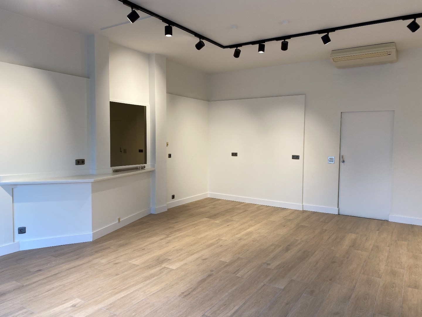 Commercieel handelspand op de Grote Steenweg te Olsene - foto 4