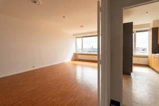 Gelegen aan de Thonetlaan met open zicht richting Schelde en Stad Antwerpen! Het appartement is ingedeeld als volgt: inkomhal met...