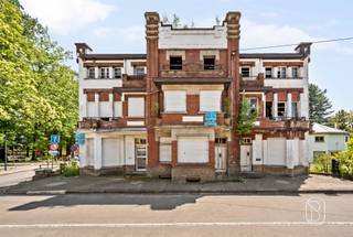 Te koop: unieke eigendom met 600 m² bewoonbare oppervlakte in Mont-de-l’Enclus -genietend van een prachtig zicht, en dit op een toplocatie. In het centrum van Mont-de-l’Enclus bevindt zich deze uitzonderlijke eigendom met een bewoonbare oppervlakte van maar liefst 600 m².Een zeldzame opportuniteit op een toplocatie, met tal van mogelijkheden voor wie ruimte en potentieel zoekt.Wat maakt dit pand uniek?De woning bevindt zich momenteel in casco staat, wat u de vrijheid geeft om het pand volledig naar eigen smaak af te werken, of eventueel te herontwikkelen volgens uw project.Deze eigendom biedt een uitzonderlijk volume, ideaal voor diverse invullingen zoals een groot familiehuis, investering of projectontwikkeling (onder voorbehoud van vergunningen). Mogelijkheid tot het creëren van 6 appartementen. Voor wie is dit ideaal?Ideaal voor investeerders, projectontwikkelaars of kopers die op zoek zijn naar een uniek pand met veel volume op een gegeerde ligging.Te koop via Immo Beguin, jouw vastgoedexpert sinds 2009, met kantoren in Ronse, Waregem, Kortrijk, Deinze, Doornik en Lessines.Meer info of bezoek via info@immobeguin.be