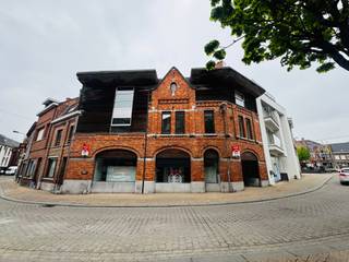 Te koop: karaktervol halfopen handelspand in het centrum van Wervik, op korte afstand van scholen, openbaar vervoer en alle voorzieningen.<br /><br />Dit handelspand, gebouwd in 1930, combineert een commerciële ruimte op het gelijkvloers met een comfortabele woonruimte erboven. Dankzij de centrale ligging geniet u van een constante passage en een sociale omgeving die ideaal is voor uw zaak. Het EPC-label B zorgt voor een energiezuinige werking, wat zowel voor de ondernemer als de bewoner een pluspunt is.<br /><br />Belangrijkste ruimtes:<br />• Handelsruimte op het gelijkvloers, ideaal voor winkel of kantoor.<br />• Living met natuurlijke lichtinval.<br />• Keuken met praktische indeling.<br />• Badkamer <br />• Twee slaapkamers.<br />• Terras voor buitenmomenten.<br /><br />Troeven:<br />• Centrale ligging in het hart van Wervik.<br />• Combinatie van wonen en werken in één pand.<br />• Energiezuinig EPC-label B.<br /><br />EXTRA: mogelijk om garage bij te kopen  of meerdere staanplaatsen<br /><br />Neem vandaag nog contact op met uw ERA-makelaar voor een bezoek.<br /><br />JOUW DROOMHANDELSPAND. ZO GEVONDEN!