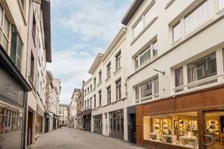 <p><span>Het appartement is gelegen in het kloppend hart van onze Winkelstad, om de hoek van de Wilde Zee, op wandelafstand van de Groenplaats, Grote Markt en het Mechelsplein, … noem maar op, op 15 minuten wandel je naar elke uithoek van de Koekenstad. Kortom, ideaal als uitvalsbasis voor het oh zo zalige stadsleven. Ideaal om je eigen stadsverhaal te schrijven, ideaal als investering of als pied-à-terre.</span></p><p><span> </span></p><p><span>-</span><span> </span><span>Volledig gerenoveerd gebouw en appartement</span></p><p><span>-</span><span> </span><span>Zalig zonneterras</span></p><p><span>-</span><span> </span><span>Gunstig EPC</span></p><p><span> </span></p><p><span>In een kleinschalig gebouw, bereik je met de trap het appartement op de tweede verdieping. Een lichte leefruimte met open keuken geeft uit op een grote raampartij met toegang tot het gezellige terras. De keuken? Eéntje die je op Pinterest wel eens tegenkomt, ze is afgewerkt met een marmeren werkblad en voorzien van alle toestellen. De parketvloeren zijn doorheen het ganse appartement, met uitzondering van de badkamer en toilet, doorgetrokken.</span></p><p><span> </span></p><p><span>Aan de achterzijde is er een ruime slaapkamer met ingemaakte kast en toegang naar de badkamer met grote inloopdouche. Er is nog een aparte toilet en bergruimte met aansluiting voor wastoestel en droogkast.</span></p><p><span> </span></p><p><span>Wil jij genieten van het stadsleven of zorgeloos investeren? Maak snel een afspraak via </span><span>stad@sinjoor.be</span><span> of 03 283 05 00</span></p>