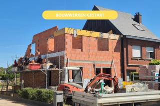<p><span>Deze energiezuinige halfopen nieuwbouwwoning in het rustige en aangename Wetteren Overbeke, is ideaal gelegen. Dankzij de vlotte verbinding ben je bovendien snel in het centrum van Wetteren en kunnen alle nodige voorzieningen gevonden worden. </span></p><p><span> </span></p><p><span>De woning wordt duurzaam en kwalitatief gebouwd met oog voor comfort, energiezuinigheid en toekomstgericht wonen. Moderne technieken, een doordachte indeling en een aangename tuin maken van deze woning een ideale thuis voor gezinnen of koppels die ruimte en kwaliteit zoeken.</span></p><p><span> </span></p><p><span>De woning krijgt volgende indeling: Via de inkomhal met gastentoilet betreed je de woning. De lichtrijke leefruimte sluit naadloos aan op de open keuken en biedt een mooi zicht op de tuin en het terras. Aansluitend is er een praktische berging/wasplaats met plaats voor technieken. Parkeren kan op eigen terrein, met de mogelijkheid tot het plaatsen van een carport.De nachthal geeft toegang tot drie volwaardige slaapkamers, een apart toilet en een ruime badkamer uitgerust met ligbad, inloopdouche en dubbel lavabomeubel.<br />Via een zolderluik is de zolder bereikbaar. Deze ruimte biedt extra opbergmogelijkheden of kan eventueel ingericht worden als bijkomende ruimte, mits verdere afwerking.</span></p><p><span> </span></p><p><span>Technische troeven op een rij</span></p><ul><li><span>Zeer gunstig EPC label (E-peil 30) </span></li><li><span>Lucht/water warmtepomp met vloerverwarming</span></li><li><span>Regenwaterput van 7.500 liter</span></li><li><span>Mogelijkheid tot het plaatsen van een carport (ca. 18 m²)</span></li></ul><p><span>Meer informatie gewenst? Neem contact op met Quinten van Immo Zone op 0485/02.48.04 of via <span>quinten@immo-zone.be</span></span><span> </span></p><p><span> </span></p>