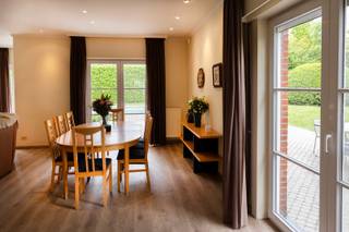 Op ’t Hoge in Kortrijk stellen we graag deze ruime villa voor met 6 slaapkamers, zwembad en verrassend veel mogelijkheden. De tijdloze stijl van...