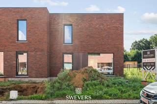 Voor meer info en foto’s, surf naar www.swevers.be – Ontdek dit aantrekkelijke perceel van 4a 31ca in de charmante Geneikenstraat, perfect voor het bouwen van een halfopen woning. Met een breedte van 11 m, een diepte van 31,08 m en een zuidoostelijke oriëntatie geniet u de hele dag van zonlicht in uw tuin. De ligging combineert rust met bereikbaarheid: scholen, winkels, restaurants en snelwegen zijn vlakbij. Droomt u van een duurzame, energiezuinige woning? Denk aan vloerverwarming, zonnepanelen, een warmtepomp en ventilatiesysteem D. Creëer lichtrijke leefruimtes met 3 slaapkamers, een moderne badkamer en een open keuken. Dit alles biedt optimaal wooncomfort voor het hele gezin. Het perceel en uw toekomstige woning zijn beschikbaar vanaf 428.381 euro inclusief btw en registratiekosten, met casco-aankoop als optie. Voor meer informatie, bel 011 255 155.