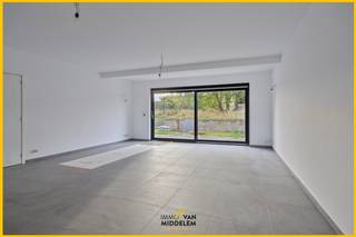 Immo Van Middelem verkoopt deze instapklare nieuwbouwwoning (+/- 195 m²) op een perceel van +/- 3a33ca met 4 kamers, inpandige garage en tuin...