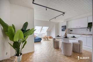 Vous êtes à la recherche d’un studio prêt à emménager et économe en énergie au centre de Denderwindeke ? Découvrez ce studio récemment rénové de 50 m², situé au troisième étage d’un immeuble bien entretenu. Grâce à son agencement ouvert, son parquet chaleureux et sa belle luminosité naturelle, ce logement offre un cadre de vie agréable et contemporain.<br /><br />Disposition :<br />+ Espace de vie ouvert et lumineux avec cuisine équipée<br />+ Salle de bains rénovée avec douche à l’italienne<br />+ Chambre séparée (12 m²)<br />+ Local technique pratique<br /><br />Atouts :<br />+ Rénové<br />+ Parquet dans l’espace de vie<br />+ Label PEB B – logement économe en énergie<br />+ Pompe à chaleur avec fonction de refroidissement en été<br />+ Emplacement central dans le village de Denderwindeke<br /><br />Plus d’infos ou une visite ? Contactez-nous via brian.rollier@albert.immo ou au 0472 98 02 27<br /><br />Chez Albert, vous vous sentez chez vous !