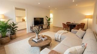 <p><b>Appartement élégant au cœur de Louvain</b></p> <p>Découvrez ce bel appartement à Louvain, parfaitement situé pour ceux qui recherchent confort et modernité. Avec une surface habitable de 75m², il y a deux chambres spacieuses et lumineuses, idéales pour un couple ou une petite famille. Le salon respire la convivialité, avec de belles grandes fenêtres qui laissent entrer beaucoup de lumière naturelle.</p> <p>La cuisine moderne et élégante est équipée d'appareils électroménagers de haute qualité et offre beaucoup d'espace pour préparer de délicieux repas. Le design chic offre une finition élégante qui plaira même aux amateurs de cuisine les plus exigeants. La salle de bains est décorée avec goût, avec des carreaux contemporains et des équipements soignés.</p> <p>L'un des atouts de cet appartement est son balcon confortable, où vous pourrez vous détendre et savourer une tasse de café tout en profitant de la tranquillité des lieux. Malheureusement, il n'y a pas de garage, mais vous êtes à proximité de la ville animée, où tout est facilement accessible.</p> <p>Cet appartement est idéal pour ceux qui recherchent un logement moderne et prêt à être emménagé dans l'une des villes les plus charmantes de Belgique. Ne manquez pas cette opportunité unique et venez vite jeter un coup d'œil !</p>