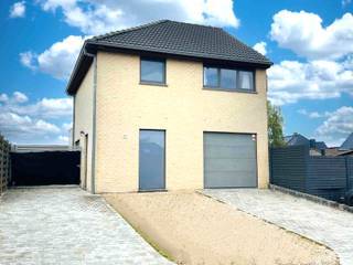 ZAT 29/11 BEZOEKDAG OP AFSPRAAK BEL 0488/85.81.84 Deze instapklare halfopen woning uit 2014 ligt in een rustige en landelijke straat in Lierde...