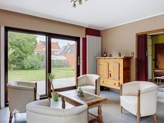 <p>Vrijstaande gelijkvloerse woning gelegen op een perceel van 971 m² in een rustige residentiële buurt, nabij winkels, diensten en openbaar vervoer en met een vlotte verbinding naar de N8 en E403. De woning omvat een inkomhal met gastentoilet en vestiairehoek, een ruime en lichtrijke leefruimte met zit- en eethoek en een leefkeuken voorzien van alle comfort. Aansluitend zijn er een koele provisieruimte en berging.</p>
<p>De was- en droogvoorzieningen bevinden zich in de inpandige garage, die bereikbaar is via de woning en de lange oprit. Buiten geniet u van een gezellige tuin met ruim terras.</p>
<p>Het slaapgedeelte beschikt over 3 slaapkamers en een recent vernieuwde badkamer met inloopdouche, lavabo en toilet. Via het trapgat in de garage is de ruime bergzolder bereikbaar, die de volledige dakoppervlakte beslaat. Via de achtergelegen straat is er bovendien toegang tot het bijgebouw, ingericht als volledig afgesloten werkruimte/garage met twee poorten.</p>
<p>Extra troeven:</p>
<ul>
<li>Perceel van 971 m²</li>
<li>Geen renovatieverplichting</li>
<li>3 slaapkamers</li>
<li>Recent vernieuwde badkamer</li>
<li>Inpandige én vrijstaande garage/werkruimte</li>
<li>Uitweg via achtergelegen straat</li>
<li>Zongerichte tuin met ruim terras</li>
<li>Topligging</li>
</ul>
<p>Deze woning is te koop ZONDER makelaar via het concept van Smart Houses! Wenst u verdere inlichtingen of een bezoek? Contacteer rechtstreeks de eigenaar via +32486635825</p>
