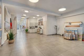 Dit moderne kantoor (bouwjaar 2013) op de Alfons Pieterslaan combineert een strategische ligging met een hoogwaardige afwerking. Gelegen op een van de drukste punten van Oostende, bent u hier verzekerd van maximale visibiliteit en een constante stroom aan voorbijgangers.De troeven op een rij:*Maximale zichtbaarheid: Gelegen in een dynamische winkelstraat met veel passage en een sterke commerciële mix (o.a. Carrefour Market, Kruidvat, banken).*Instapklaar &amp; modern: Volledig afgewerkt met een stijlvolle vloer en een uitstekend EPC-label A.*Ruimte &amp; licht: Een diep, ruimtelijk pand dat achteraan uitgeeft op een aangenaam zonnig terras.*Gelegen in een straat met tweerichtingsverkeer, kortparkeermogelijkheden en een laad- en loszone vlak voor de deur.*Comfort: Voorzien van een geïnstalleerd keukentje en een modern toilet.*Technieken: Verwarming op gas via een condenserende kachel.Het pand is uiterst flexibel in te richten en leent zich perfect voor een winkel, kantoorruimte, praktijk voor vrije beroepen, galerij of horeca-invulling.U bevindt zich hier in het kloppende hart van de stad, op wandelafstand van de jachthaven, het Mu.ZEE en het stadhuis. De buurt kenmerkt zich door een gezonde mix van retail, kantoren en woningen, wat zorgt voor een divers en trouw cliënteel.Bent u klaar om uw professionele droom waar te maken op deze toplocatie?Neem vandaag nog contact op voor een bezoek ter plaatse en ontdek de mogelijkheden van dit unieke pand!Bestuursmaatregelen in het maatregelenregister: in aanvraag