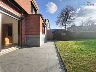 TWEE-GEZINSWONING MET VERHUURD APPARTEMENT (800€/MAAND), DUBBELE GARAGE EN TUINGelegen in een rustige en gewilde woonwijk, combineert deze...