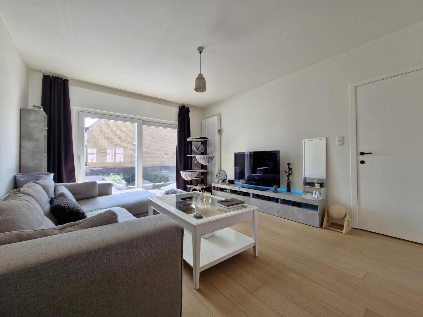 Ruim duplex-appartement met 2 slaapkamers en 2 badkamers op centrale ligging. - foto 4
