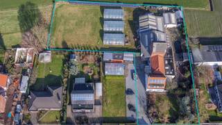 Zeer landelijke, maar toch centraal gelegen polyvalente handelslocatie met woning op een totale oppervlakte van 5.780m².<strong><span><br /><br /></span></strong><span>De vrijstaande woning met een bewoonbare oppervlakte van 235m². Aansluitend bij de woning achteraan sluit het winkel / kantoor gedeelte (ca. 105m²) aan bij de woning. Daarachter bevindt zich de werkplaats / opslagruimte (ca. 640m².) Als voormalig vijvercentrum is het terrein verder aangelegd met de nodige verhardingen, serres, garage en waterbassins. <br /><br />Achterliggend een perceel landbouwgrond van 2.570m².</span><strong><span><br /><br /><br /></span></strong>