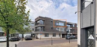 Te Lebbeke, Poststraat 25 hebben we op de tweede verdieping dit 2-slaapkamerappartement te koop. Het appartement beschikt over een inkomhal, een lichtrijke woonkamer, aparte, geïnstalleerde keuken, badkamer, apart toilet en terras met terrasberging.<br /><br /><u><strong>Troeven:</strong></u><br />- Lichtrijk appartement met mooi uitzicht.<br />- zeer centraal gelegen in de nabijheid van winkels, openbaar vervoer en woonkern.<br />- lage gemeenschappelijke kosten<br /><br /><br />Wens je meer info of een bezoek ter plaatse? contacteer Peggy: 0478/37.00.82 of peggy@berno.be.<br /> 