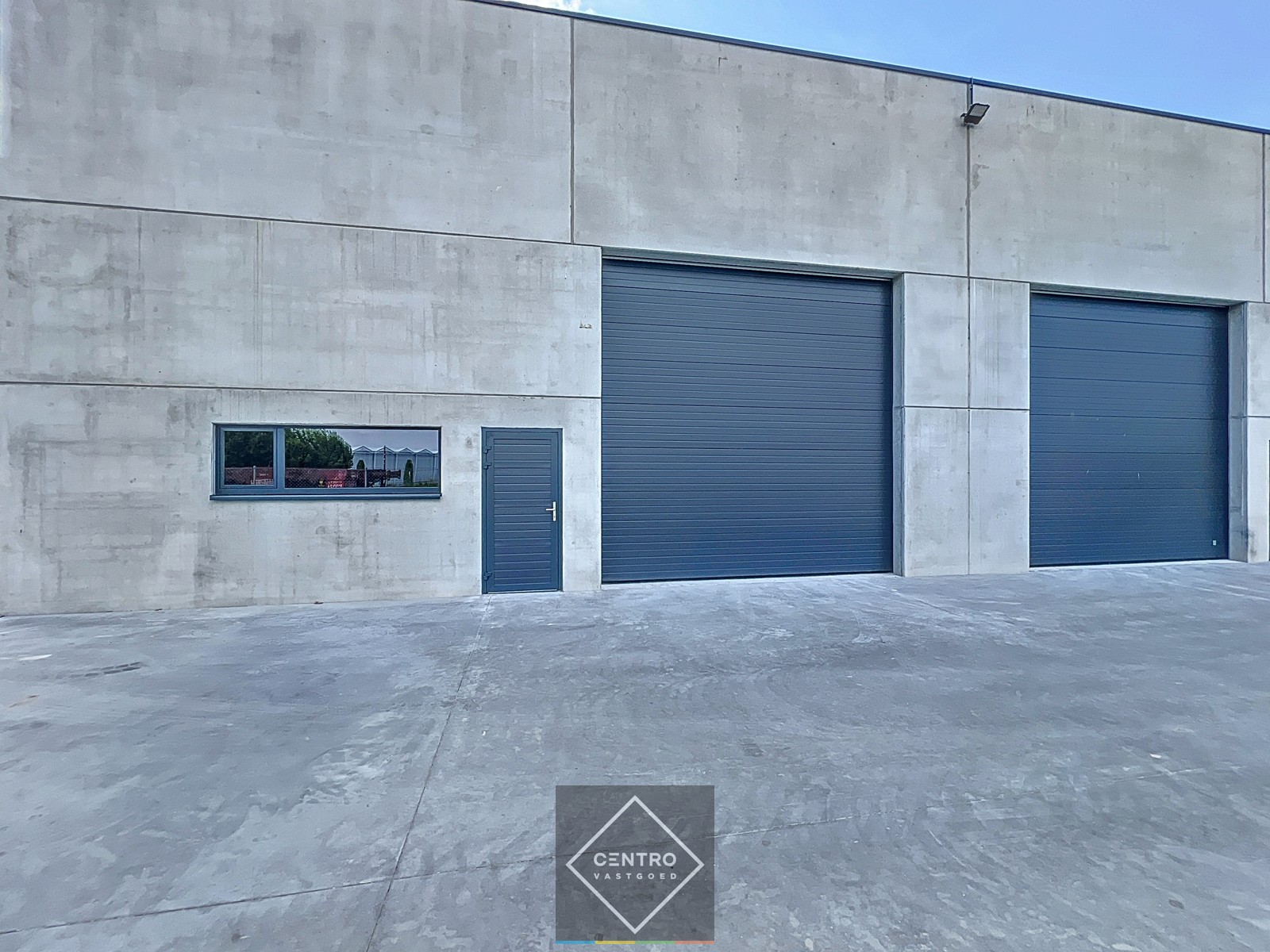 NB MAGAZIJN  216m² (vrije hoogte 7m !) , voorzien van sectionaalpoort, deur, raam en 3 parkeerplaatsen te SLEIHAGE (Oostnieuwkerke). - photo 3