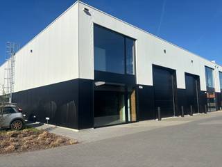 <p><strong>Recente KMO-unit in Merkplas met een oppervlakte van 265 m²</strong></p>
<p>Deze recente en polyvalente KMO-unit is gelegen op een gunstige locatie in de Industrieweg te Merkplas, in een goed bereikbare bedrijfsomgeving. De unit heeft een totale oppervlakte van 265 m² en biedt tal van mogelijkheden voor ondernemers die op zoek zijn naar een bedrijfsruimte.</p>
<p>De site is vlot bereikbaar voor zowel personenwagens als vrachtverkeer en bevindt zich in een actief KMO-gebied, wat deze locatie bijzonder interessant maakt voor zowel startende als gevestigde ondernemingen.<br /><br />Bijzonderheden: <br />- aansluiting gas is voorzien<br />- 2 autostaanplaatsen <br />- alarm<br /><span>- voorzien van de nodige nutsvoorzieningen <br />- voorzien van collectoren voor vloerverwarming<br /><br /></span>Interesse in deze veelzijdige bedrijfsruimte? Neem gerust contact op voor meer informatie of een bezichtiging.</p>