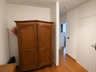 Dit charmant appartement met 2 slaapkamers is gelegen in de Timmerdonckstraat in Edegem, een toplocatie met veel parken, winkels, apothekers en scholen in de buurt. <br />Met een gunstige EPC-score B is dit een energiezuinige keuze. <br />Het appartement verwelkomt u in de inkomhal met berging en gastentoilet. Dan komen we in de ruime woonkamer voorzien van een grote raampartij die zorgt voor veel natuurlijk licht en toegang biedt tot een heerlijk ruim balkon. Het uitzicht is fantastisch! <br />De moderne keuken, voorzien van kastenwand, inductieplaat van AEG, oven van SMEG, ijskast met vriesvak. <br />In het gebouw heeft u eveneens een ruime privé kelder als grote parkeerplaats ter beschikking, die makkelijk te bereiken zijn met de lift.<br />Beide zijn verplicht mee aan te kopen en zijn reeds in de prijs inbegrepen!<br /><br />