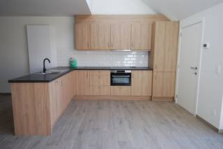 Volledig gerenoveerd duplex-appartement met 2 slaapkamers in het centrum van Maaseik. ALGEMEEN-Verwarming op aardgas.-Houten ramen met dubbele...