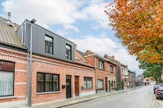 Ligging: deze charmante woning is centraal doch rustig gelegen in een aangename straat vlakbij openbaar vervoer, winkels, scholen en op 400m van...